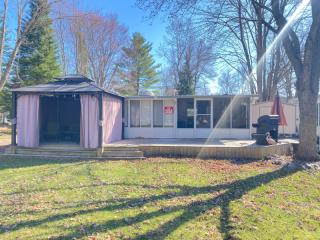Fleetwood Cottage Country with Den & 3 Season/Screen Room Combo